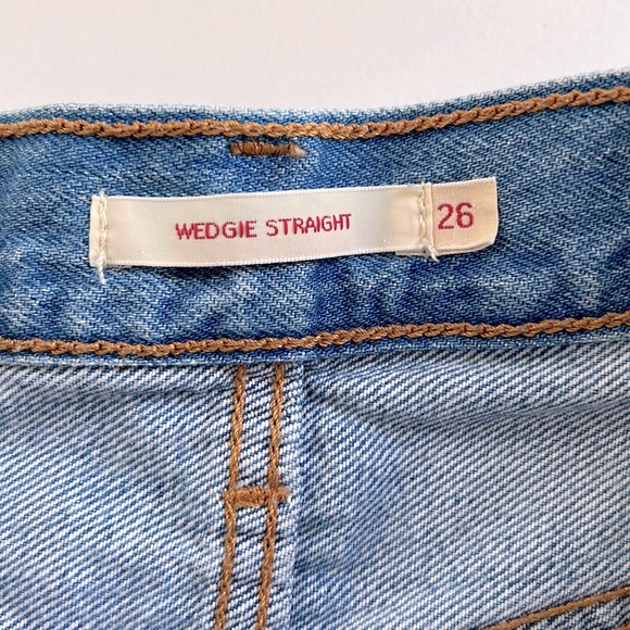 Levi’s Wedgie Straight Leg Raw Hem Distressed Jeans - Picture 3 of 8